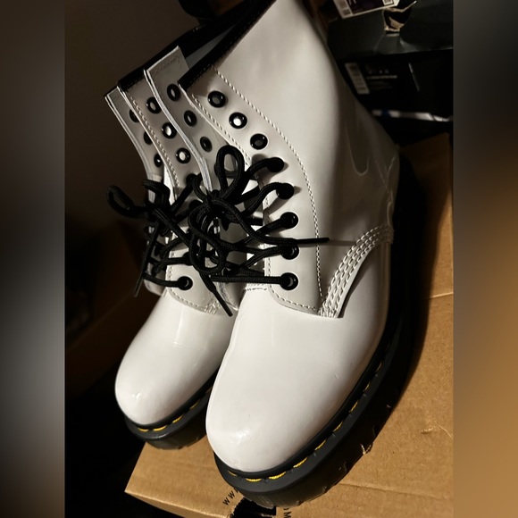 DOC MARTENS, SIZE 9 - Picture 3 of 5